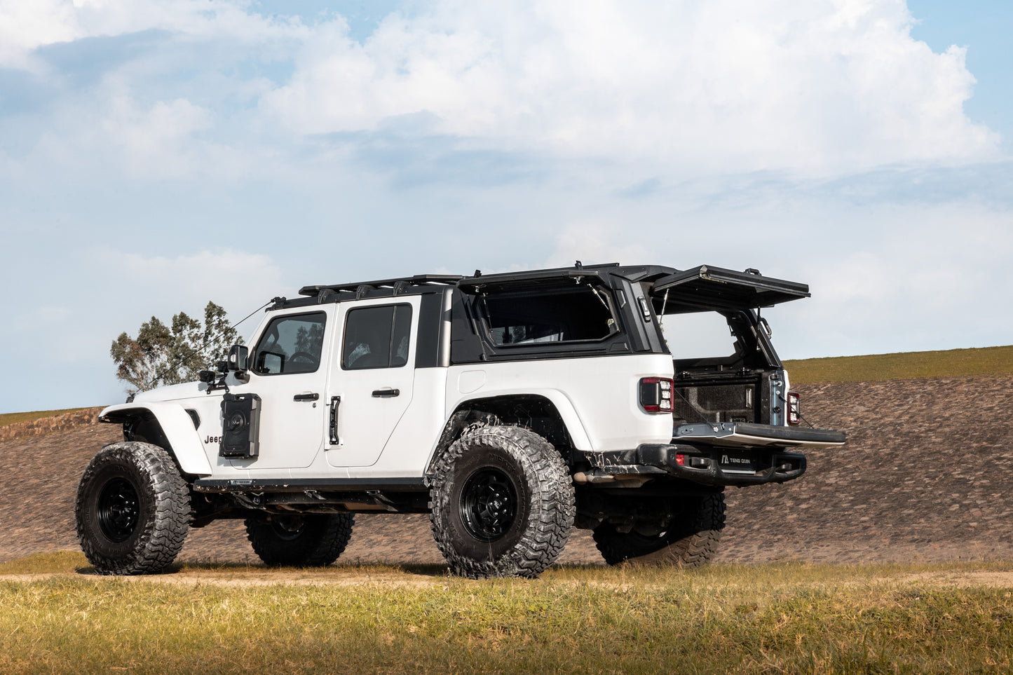 white jeep Gladiator with Teng Qian functional Canopy