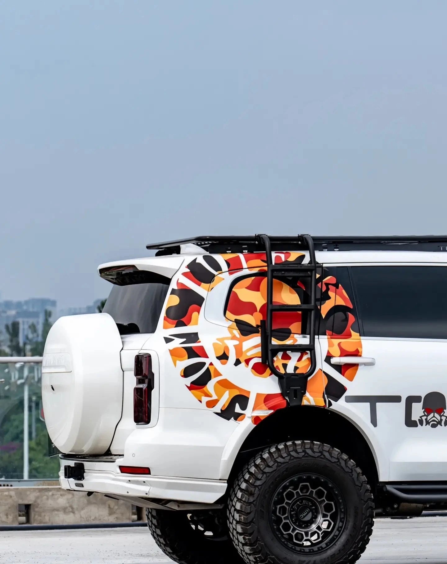 Outfit your TANK 500 with the ultimate off-road setup featuring the Top Fire roof platform, side ladder, and rear bumper 'Darkness,' paired with bold KMC KM545 wheels. Built for style, strength, and functionality, this setup is perfect for any adventure.