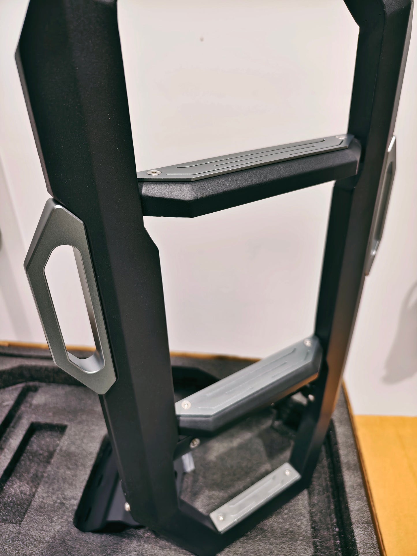 TKG TANK 300 MKII Side Ladder - Tank Garage
