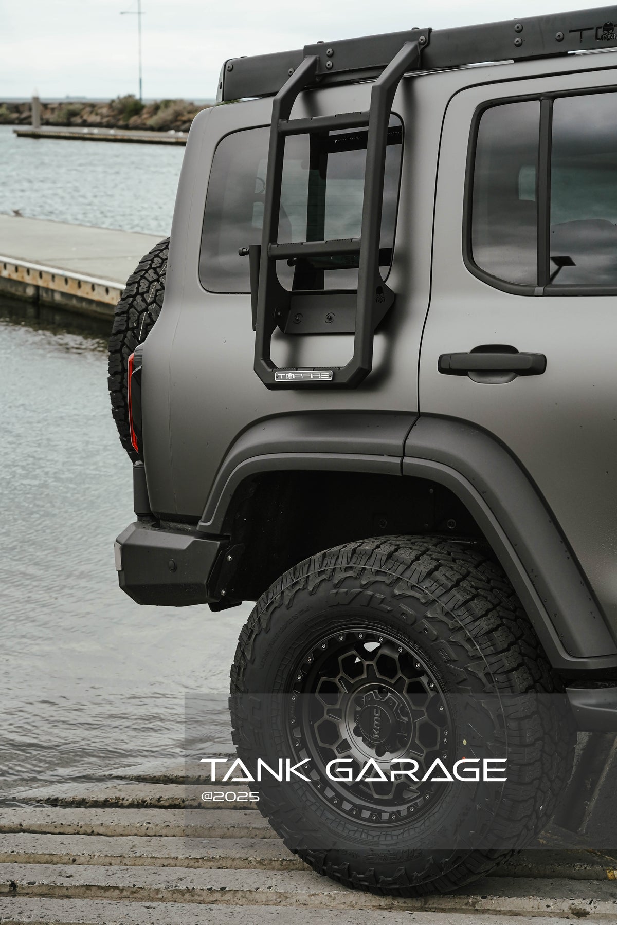 TANK 300 Top Fire Side Ladder - Tank Garage