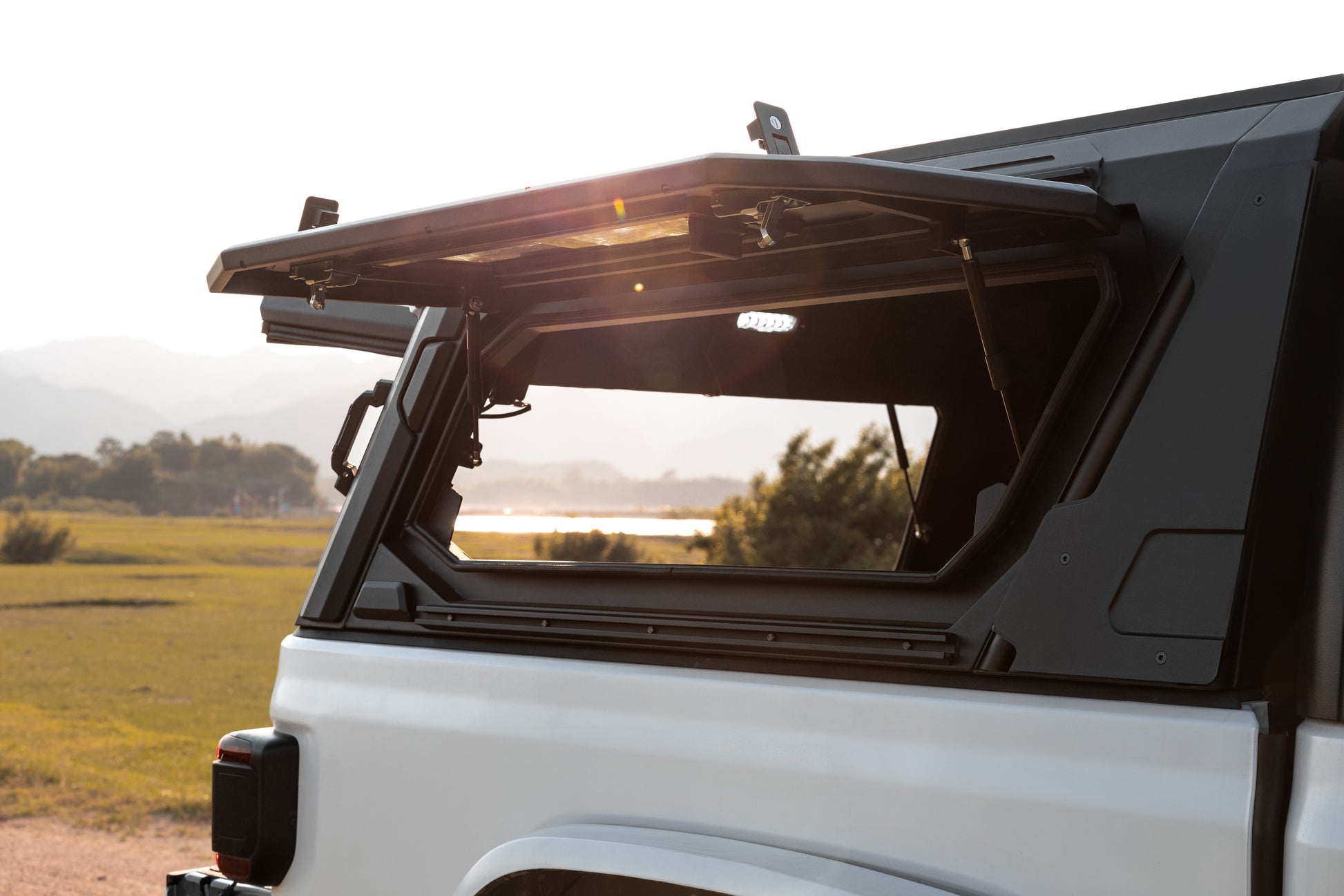 white jeep Gladiator with Teng Qian functional Canopy - side window