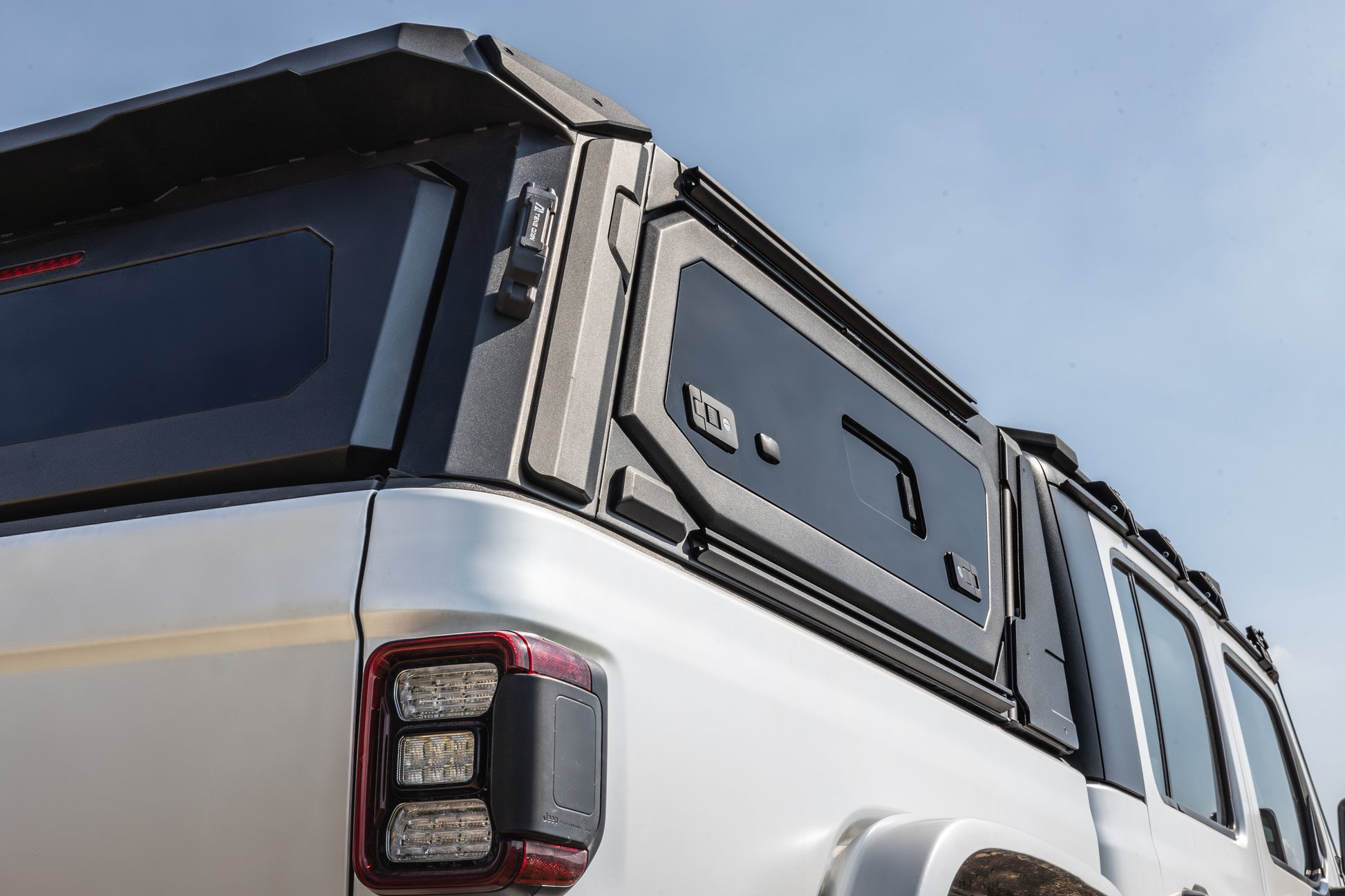white jeep Gladiator with Teng Qian functional Canopy - side window