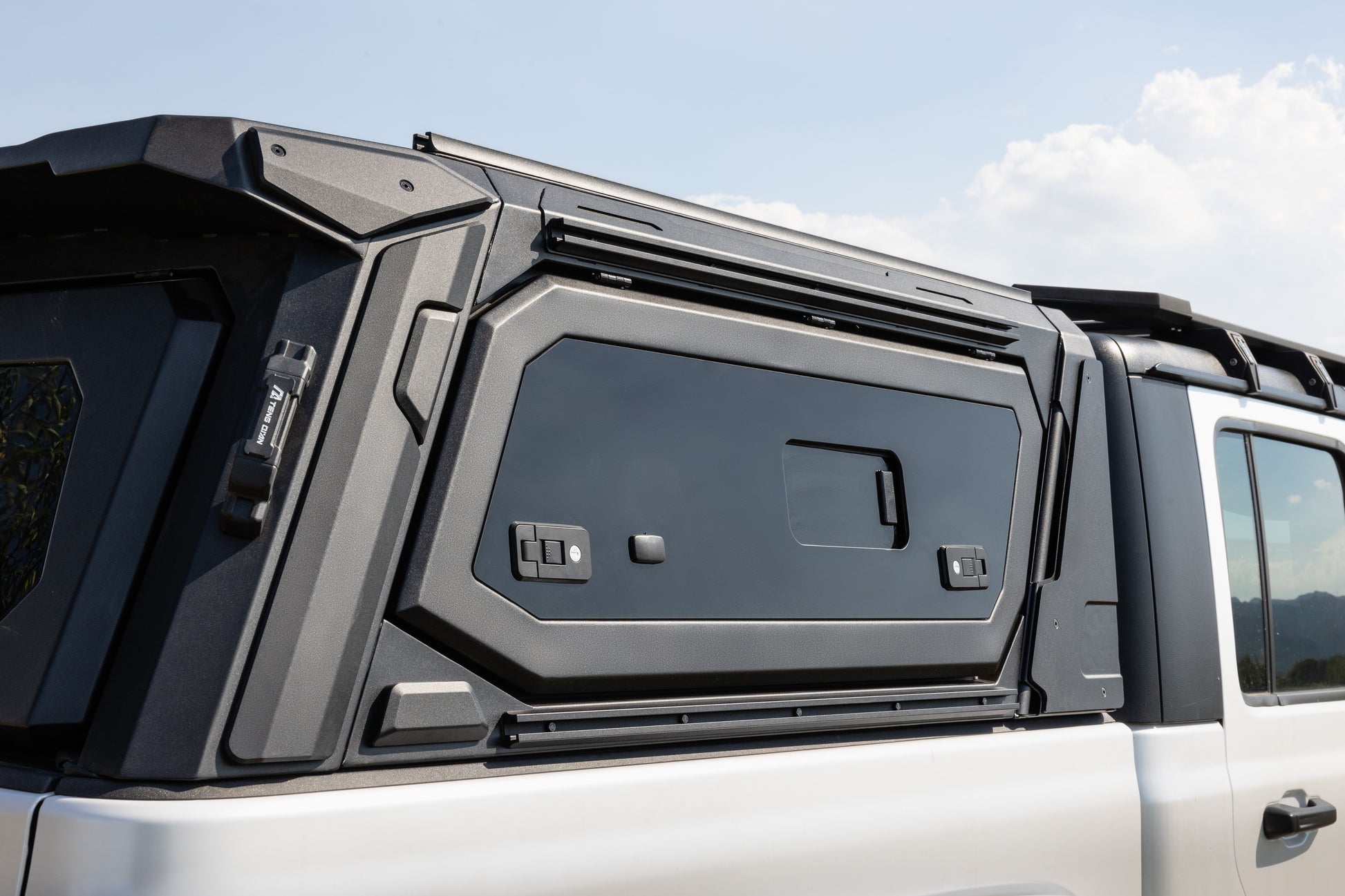 white jeep Gladiator with Teng Qian functional Canopy - side window
