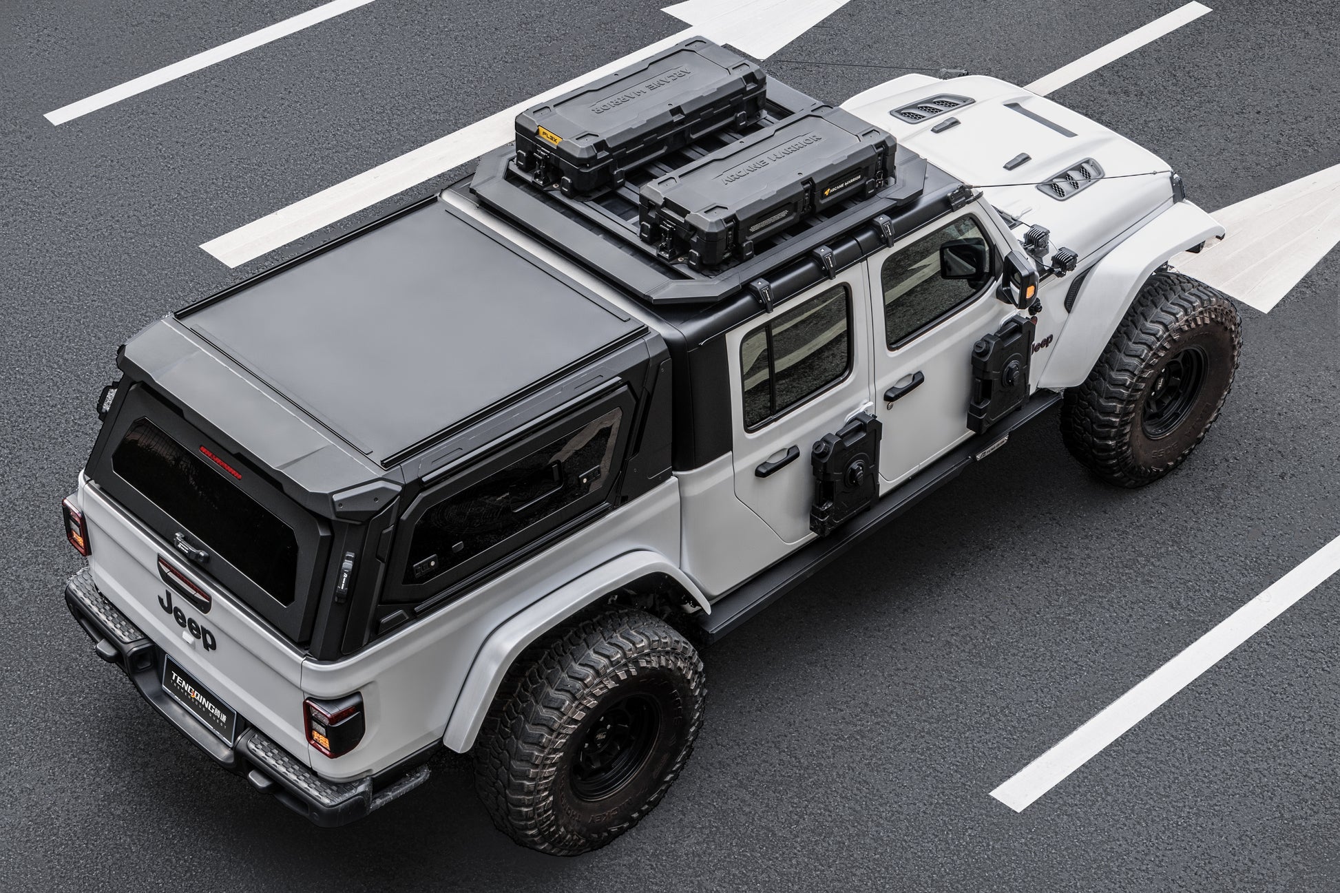 white off road jeep Gladiator with Teng Qian functional Canopy 