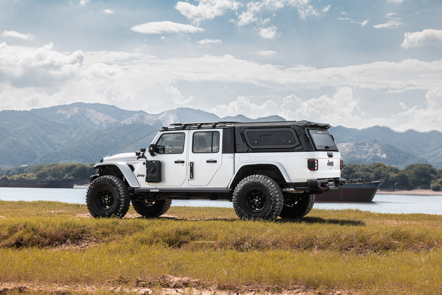white jeep Gladiator with Teng Qian functional Canopy