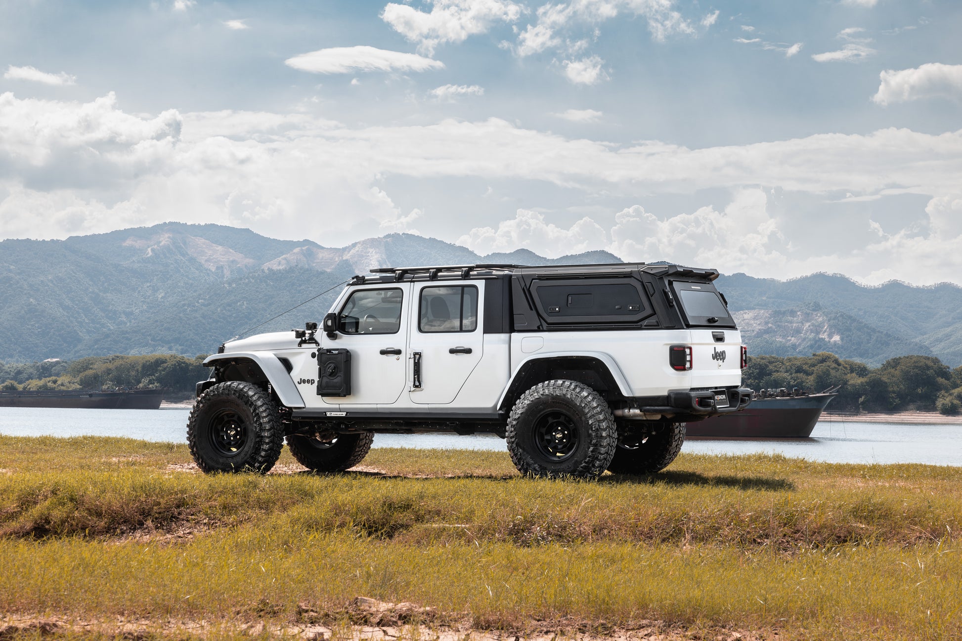white jeep Gladiator with Teng Qian functional Canopy