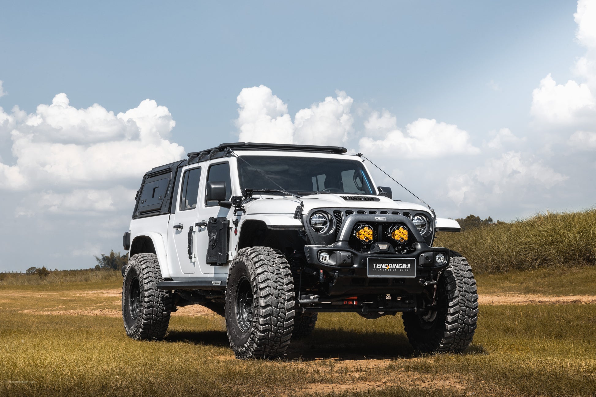 white jeep Gladiator with Teng Qian functional Canopy